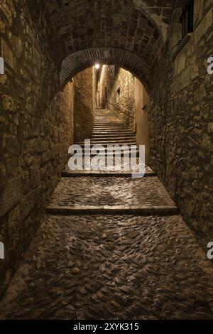 Città di Girona in Catalogna, Spagna, via Sant Llorenc di notte, passaggio medievale con scale nel centro storico, Barri Vell, Europa Foto Stock