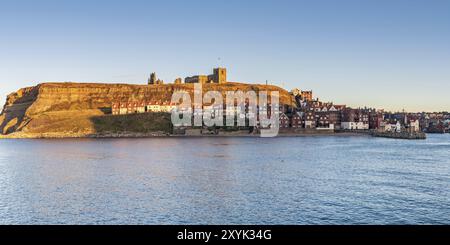 Whitby, North Yorkshire, Inghilterra, Regno Unito - 12 Settembre 2018: Vista verso la città e St. Mary's da est Terrazza Foto Stock