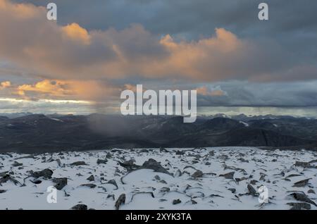 Doccia a pioggia serale nel Parco Nazionale Dovrefjell-Sunndalsfjella, Oppland Fylke, Norvegia, settembre 2011, Europa Foto Stock