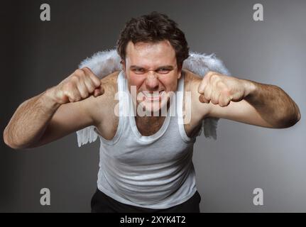 Il sig. Angelo con ali bianche. Crazy personaggio ritratto Foto Stock