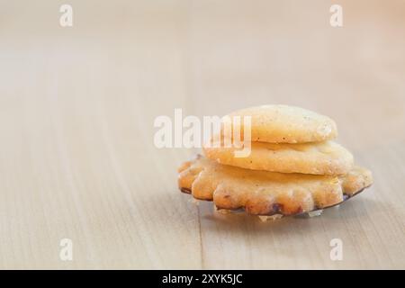 Biscotti di Natale su un tavolo di legno Foto Stock