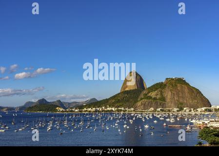 Vista del Pan di Zucchero, il Botafogo e Baia Guanabara con barche e colline Foto Stock