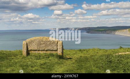 Banco di pietra a lungo la costa sud occidentale percorso con una veduta della Jurassic Coast, vicino Worth Matravers, Jurassic Coast, Dorset, Regno Unito Foto Stock