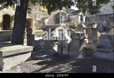 Vecchie lapidi nel cimitero del villaggio Foto Stock