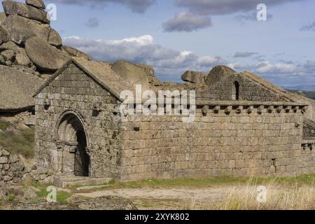 Chiesa di Monsanto antiche rovine della cappella della chiesa di Sao Miguel vicino al castello, in Portogallo Foto Stock