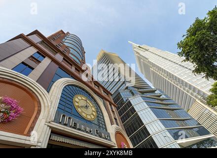 Vista dall'angolo basso di Melinh Point, degli edifici Hilton Saigon e Vietcombank Tower, ho chi Minh City, Vietnam, Asia Foto Stock