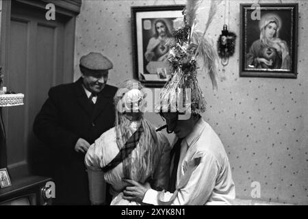 Biddy Boys a Killorglin, che celebrava il Celtic Saint Brigit o Brigid, era una dea pagana dell'Irlanda pre-cristiana. Il 1° febbraio è il giorno dei Santi. I Biddy Boys indossano il travestimento, andando da casa a casa da pub a pub, suonando musica, ballando, cantando, celebrando il festival di Imbolc; l'inizio della primavera, la festa dura diversi giorni. Killorglin, Contea di Kerry, Eire, Irlanda del Sud 2 febbraio 1972 1970s Eire HOMER SYKES Foto Stock