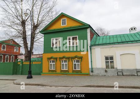 Kazan, Russia, 28 marzo 2017. Antica casa in legno a Staro-Tatar Sloboda, strada pedonale di Kayum Nasiry, Europa Foto Stock