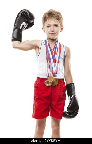 Arte marziale sport di successo e concetto di vittoria, campione di pugilato sorridente bambino che detiene il primo posto vittoria medaglia d'oro Foto Stock