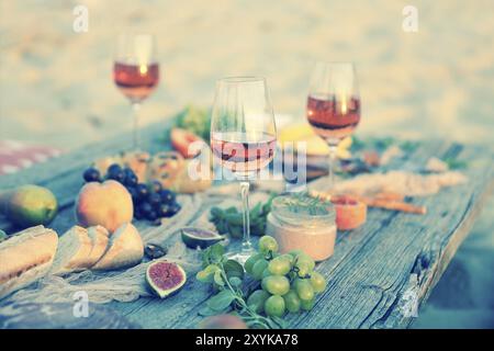 Vista superiore picnic sulla spiaggia tabella. Beach Party Foto Stock