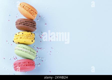 Colorati macarons francese su sfondo blu traditioanal deserto in Francia Foto Stock