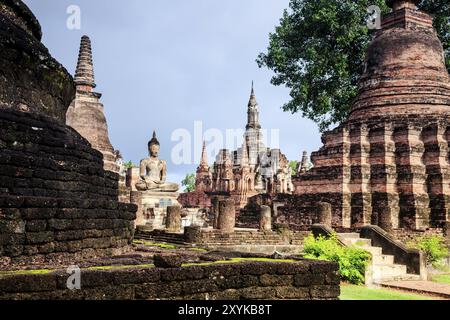 Seduto immagine del Buddha in Wat Mahathat, sukhothai historical park, Thailandia Foto Stock
