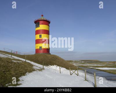 Il faro di Pilsum vicino Greetsiel ora funge da ufficio di registro. (Quando si utilizza l'immagine, assicurarsi che il riferimento allo stato protetto Foto Stock