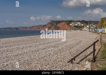 Budleigh Salterton visto dalla spiaggia di ciottoli con alcune delle cabine mare, Jurassic Coast, Devon, Regno Unito Foto Stock