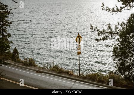 Viaggio panoramico sul lago Tahoe con un cartello stradale giallo Foto Stock