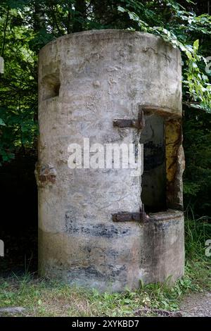 Osowka, Gluszyca, Polonia - 6 agosto 2024 - cabina di protezione in cemento all'ingresso dei tunnel sotterranei Foto Stock