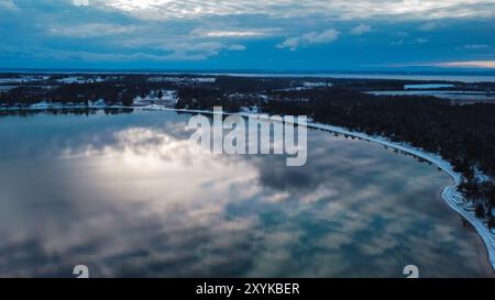 Nuvole che si riflettono sull'Old Mission Harbor nel lago Michigan Foto Stock