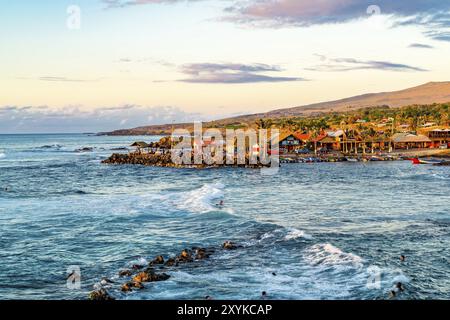 ISOLA DI PASQUA, CILE, 11 FEBBRAIO 2016: Veduta del porto di pescatori del villaggio di Hanga Roa a Rapa Nui o dell'Isola di Pasqua in Cile in serata Foto Stock