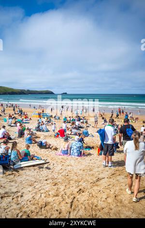 Turisti che si godono il sole estivo sull'iconica spiaggia Fistral di Newquay, in Cornovaglia, nel Regno Unito. Foto Stock