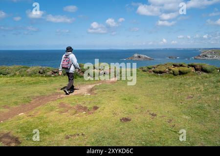 Una camminata solitaria sul South West Coast Path a Pentire Point West sulla costa di Newquay in Cornovaglia nel Regno Unito. Foto Stock