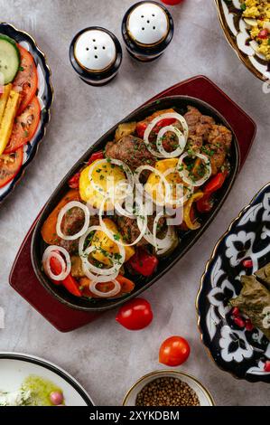 Verdure e carne fritte. Cucina uzbeka. Foto Stock