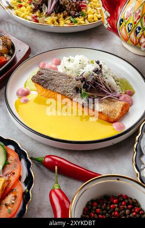 salmone fritto con salsa su un piatto Foto Stock
