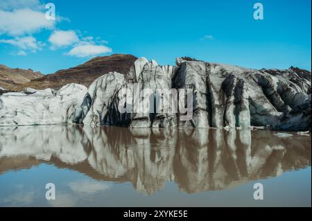 Ghiacciaio di ólheimajökull e lago sotto il cielo blu in Islanda. Foto Stock