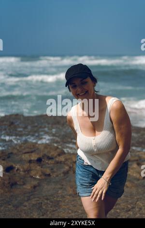 Ritratto di una giovane donna sorridente sulla spiaggia. Foto Stock
