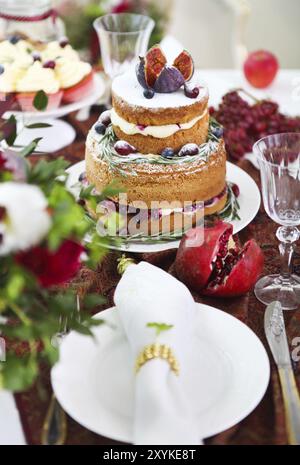 Tabella di dessert per un matrimonio. Torta, tortine, dolcezza e fiori Foto Stock