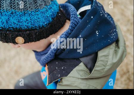 Primo piano della giacca invernale da bambino con fiocchi di neve a forma di stella Foto Stock