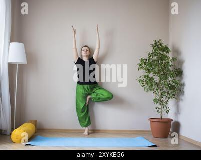 Persone di mezza età o donna matura fare yoga in ambienti interni Foto Stock
