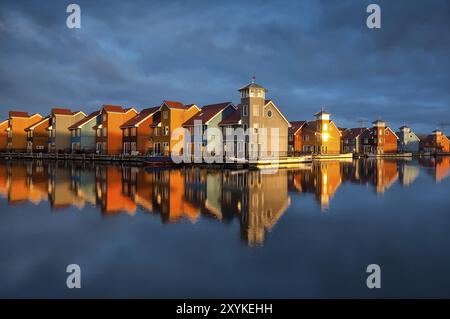 Bellissimi edifici colorati sull'acqua, sotto il sole dorato, Reitdiephaven, Groninga, Paesi Bassi Foto Stock