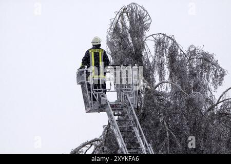 Operazioni dei vigili del fuoco in presenza di neve pesante Foto Stock