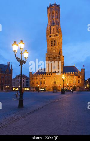 Il campanile storico e la piazza del centro della città nella vecchia città medievale di Bruges (Bruges), Belgio all'ora blu Foto Stock