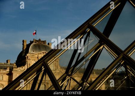 Parigi, Francia. 28 agosto 2024. Tramonto sulla Piramide del Louvre a Parigi, Francia, il 28 agosto 2024. Foto di Karim Ait Adjedjou/ABACAPRESS. COM credito: Abaca Press/Alamy Live News Foto Stock
