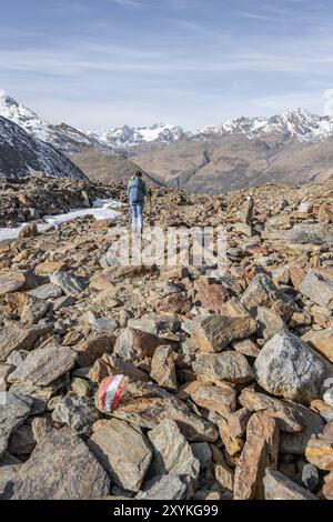 Escursionista in inverno, Oetztal, Tirolo, Austria, Europa Foto Stock