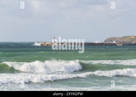 Supertubos Beach surf paradiso a Peniche con faro, in Portogallo Foto Stock