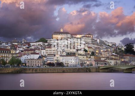 Coimbra vista della città al tramonto con il fiume Mondego e splendidi edifici storici, in Portogallo Foto Stock