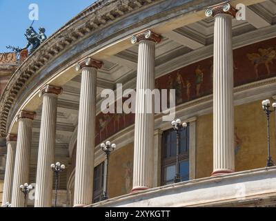 Vista dettagliata di un edificio con colonne ornate, affreschi e statue in bronzo su un cielo blu, palermo, sicilia, mediterraneo, italia Foto Stock