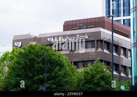 Leeds Inghilterra: 4 giugno 2024: Sede centrale della Yorkshire Bank nel centro di Leeds. L'edificio della Yorkshire Bank si erge in modo prominente con il suo uniqu Foto Stock