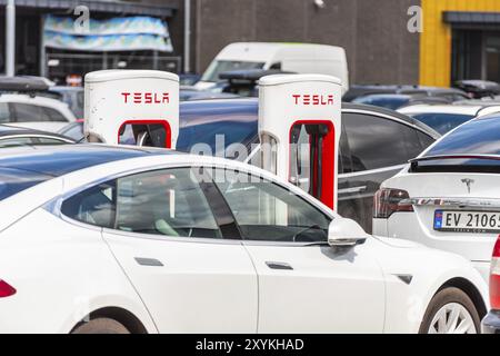 Lyngdal, Norvegia, 2 agosto 2021: Ricarica di auto elettriche presso un sovralimentatore Tesla, Europa Foto Stock