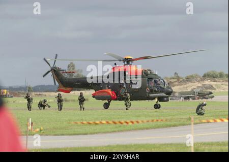 Gothenburg, Svezia, agosto 29 2009: Arrivo dell'elicottero dell'esercito svedese Super Puma per l'atterraggio, Europa Foto Stock