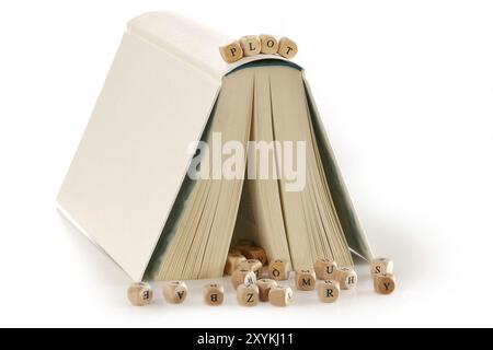 Trama, messaggio scritto in lettere di legno in cima a un libro che è allestito come una casa, diverse lettere in fondo, metafora per storia e creato Foto Stock