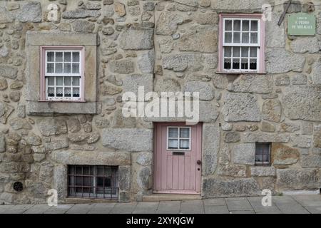 Piccola porta e finestra nella facciata storica di una casa in largo de S. Pedro de Miragaia, centro storico di Porto, Portogallo, Europa Foto Stock