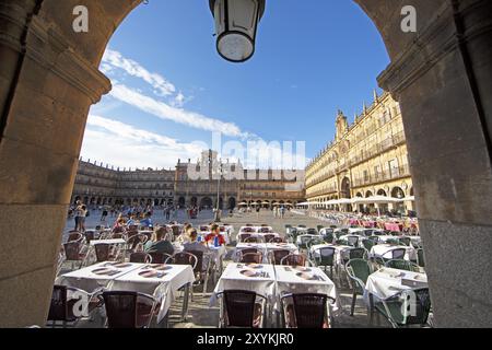 Plaza Mayor vista attraverso una galleria, Salamanca, provincia di Salamanca, Castiglia e León, Spagna, Europa Foto Stock