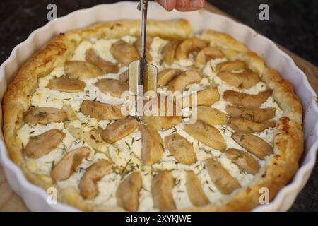 Stuttgarter Gaishirtle, varietà di pere, frutta, preparazione di crostata con gaishirtle e formaggio di pecora, cottura, miele su crostata, sollevatore di miele, tampone tipico Foto Stock