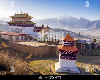Vista del monastero tibetano a Dege, Sichuan, Cina, Asia Foto Stock