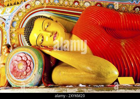 buddha reclinato nel tempio isurumuniya, anuradhapura, sri lanka Foto Stock