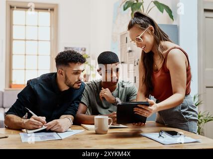 Formazione, mentore e team di persone aziendali su tablet per ricevere aiuto, consigli o feedback all'avvio creativo. Sorriso, tirocinio e project manager Foto Stock