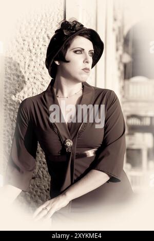 Donna con il cappello. Revisione retrospettiva. 20-S XX secolo Foto Stock